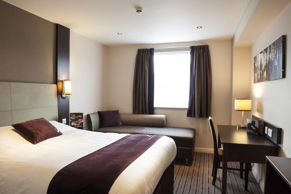 Premier Inn High Wycombe/Beaconsfield المظهر الخارجي الصورة